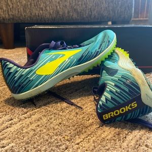 Brookes running spikes size 8